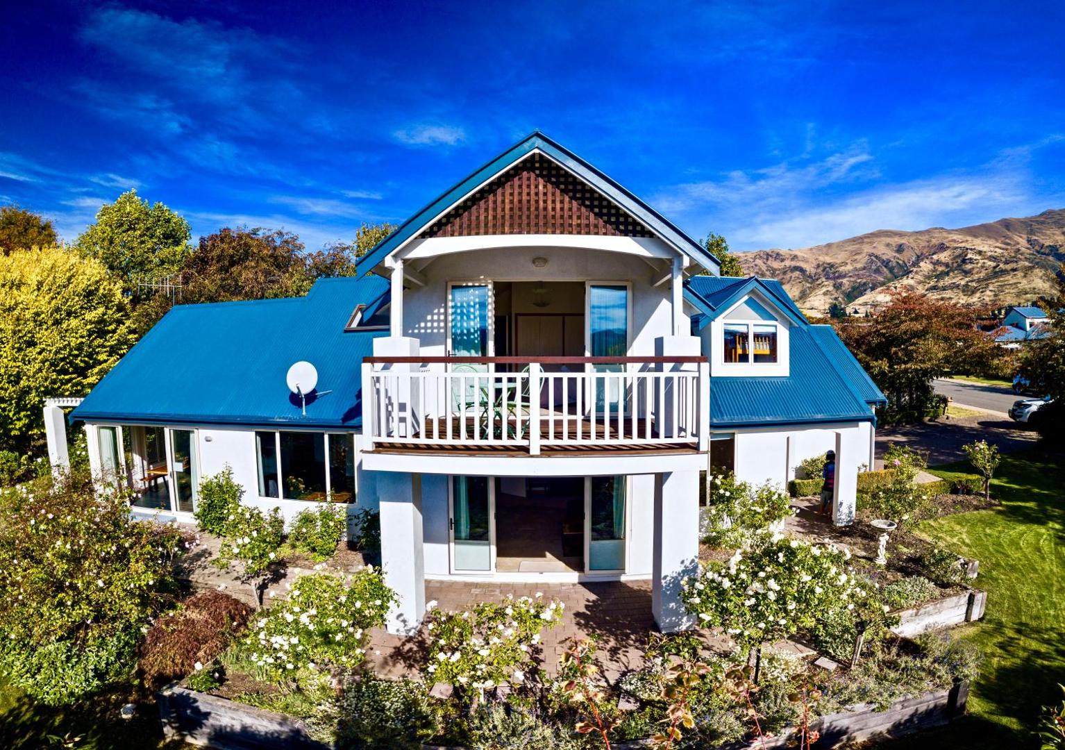 Wanaka House with plenty of off street parking walk to lake and town kayaks and bikes for guest use